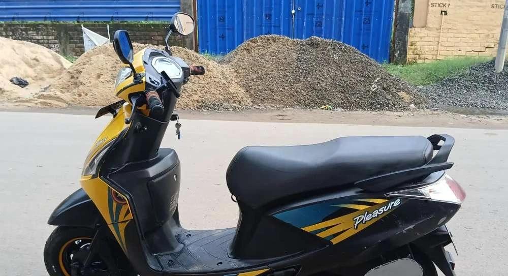 (BS 4 Hero Pleasure 2019 scooity ) 32000 km running
