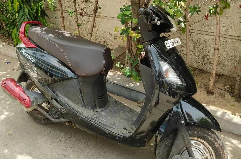 HONDA PLEASURE 100 CC BLACK COLOUR