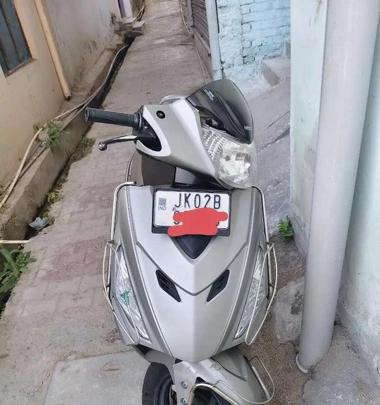 Maestro edge 125 with all documents ist hand driven new tryes