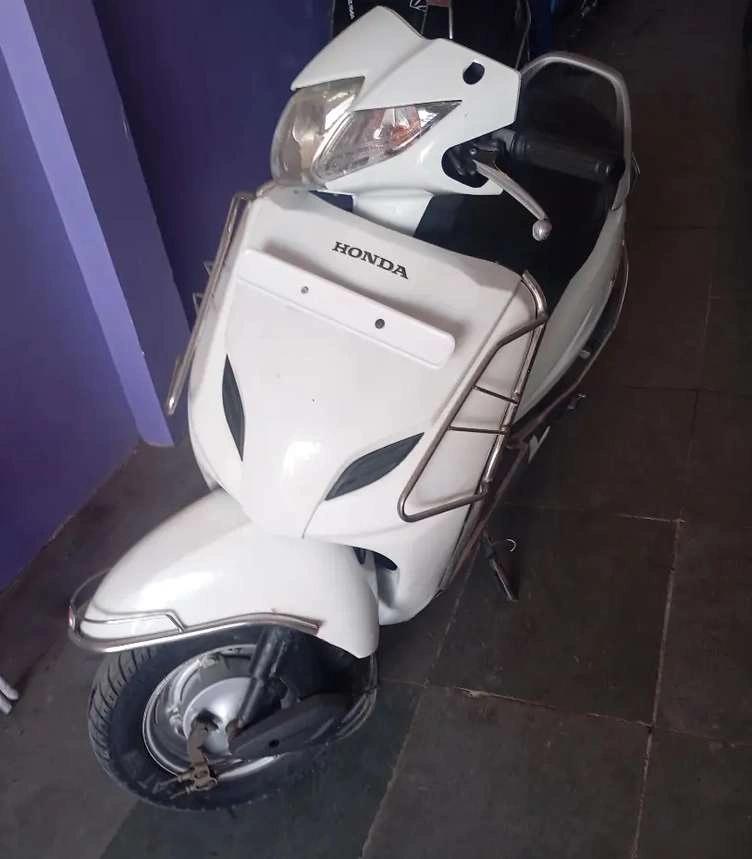 Honda Activa BS4 white l awesome condition