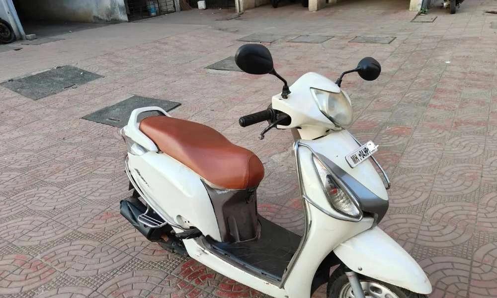 Honda Aviator white 2016 2nd owner fully operational scooter
