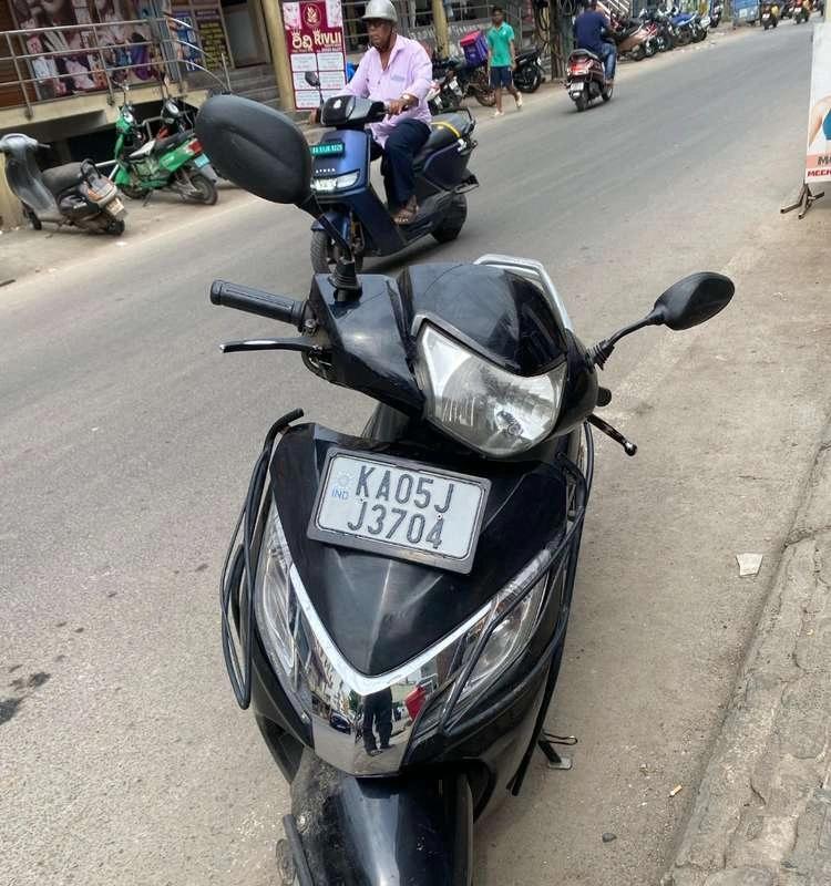 7.5/10 condition in black colour