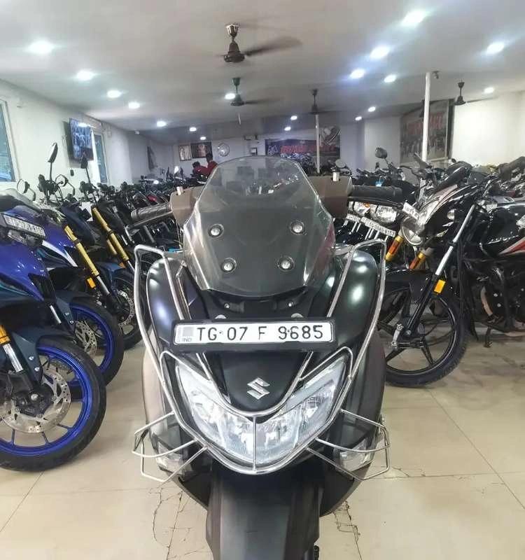 Suzuki burgman street 125 very nice condition moonstone grey colour