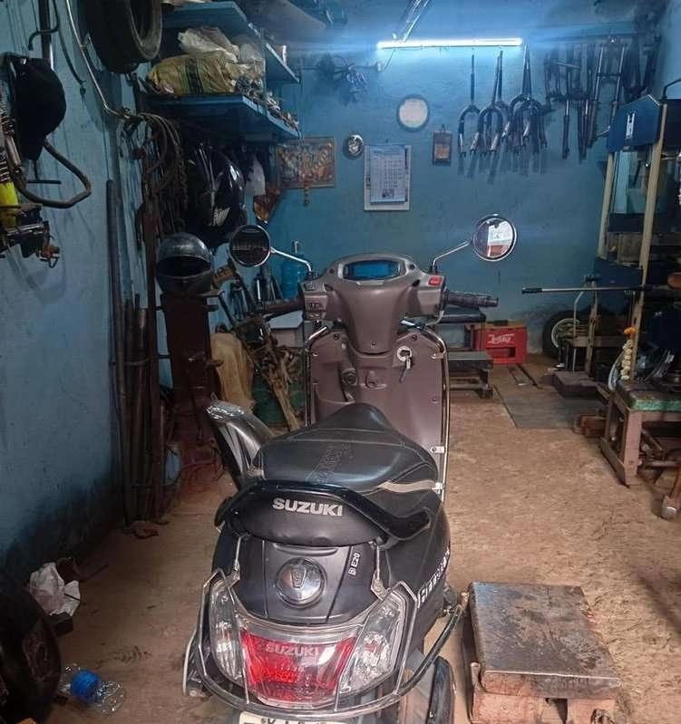 Suzuki. Access 125 boack colour
