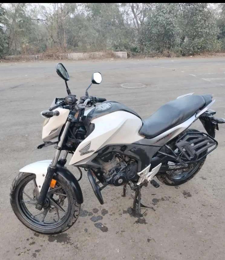 Honda CB Hornet 160 R CBS in P A White