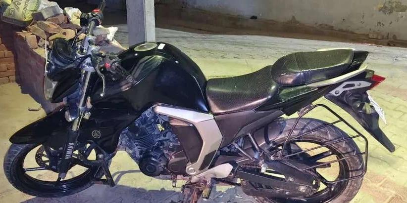 Yamaha fzs new condition black colour single hand bike