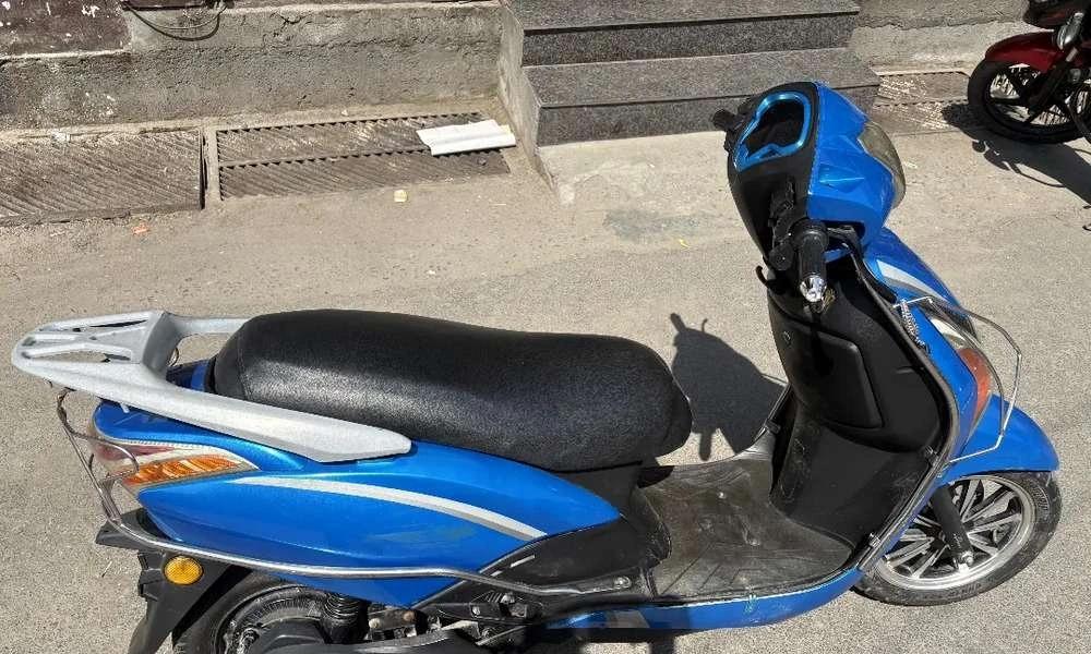 Electric scooty 45 speed limit,no license,excellent condition
