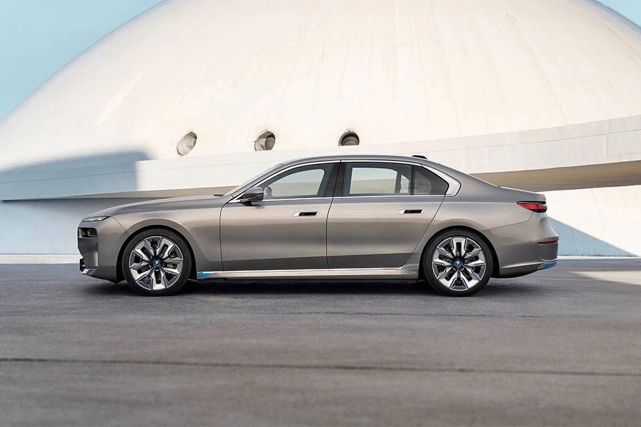 Bmw I7 side-profile view highlighting roofline, stance, and proportion