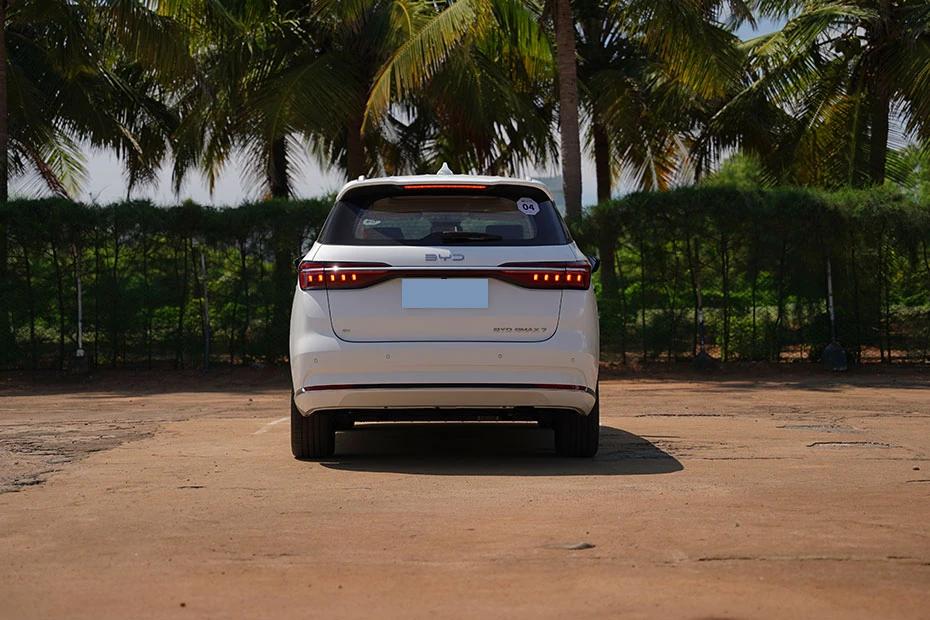 Byd Emax 7 rear-view view highlighting width, presence, and balance