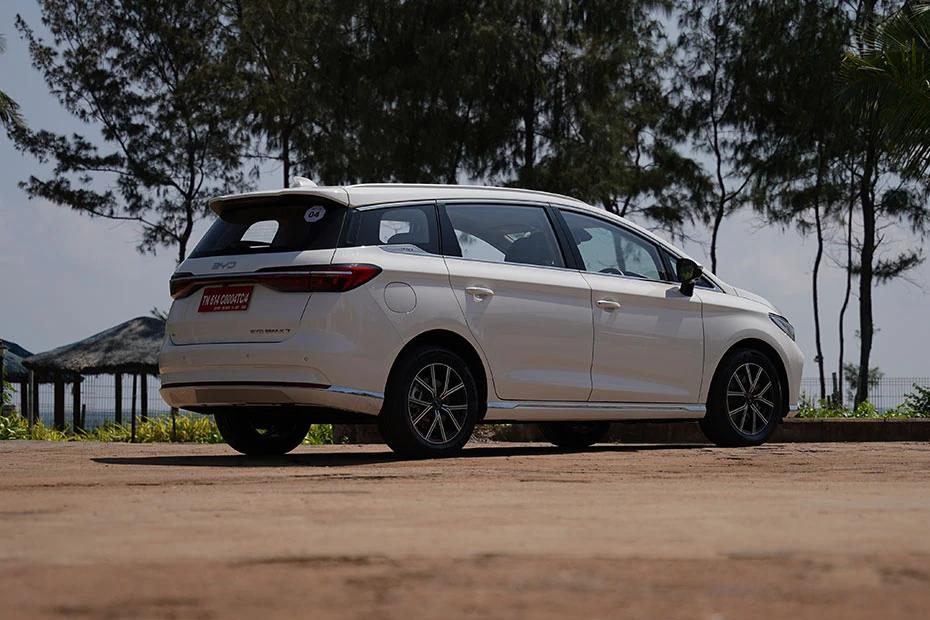 Byd Emax 7 top-view view highlighting contour, symmetry, and packaging