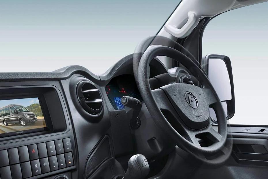 Force Urbania steering-wheel view highlighting grip, controls, and comfort