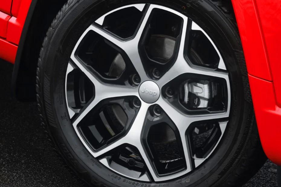 Jeep Compass wheel-closeup view highlighting pattern, finish, and attitude