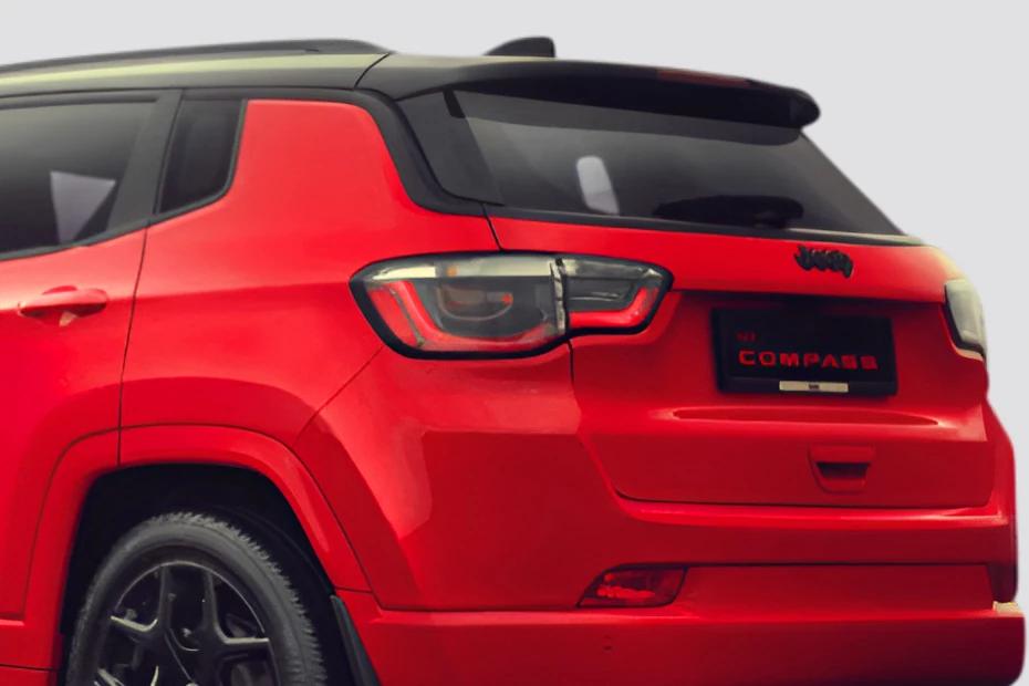Jeep Compass dashboard view highlighting layout, materials, and clarity