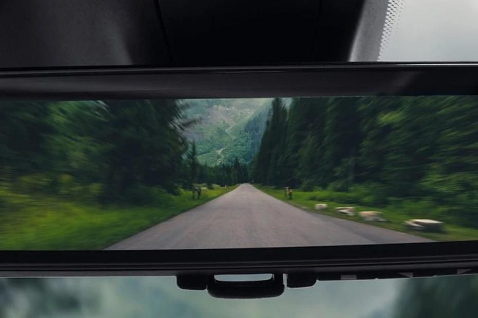 Jeep Grand Cherokee dashboard view highlighting layout, materials, and clarity