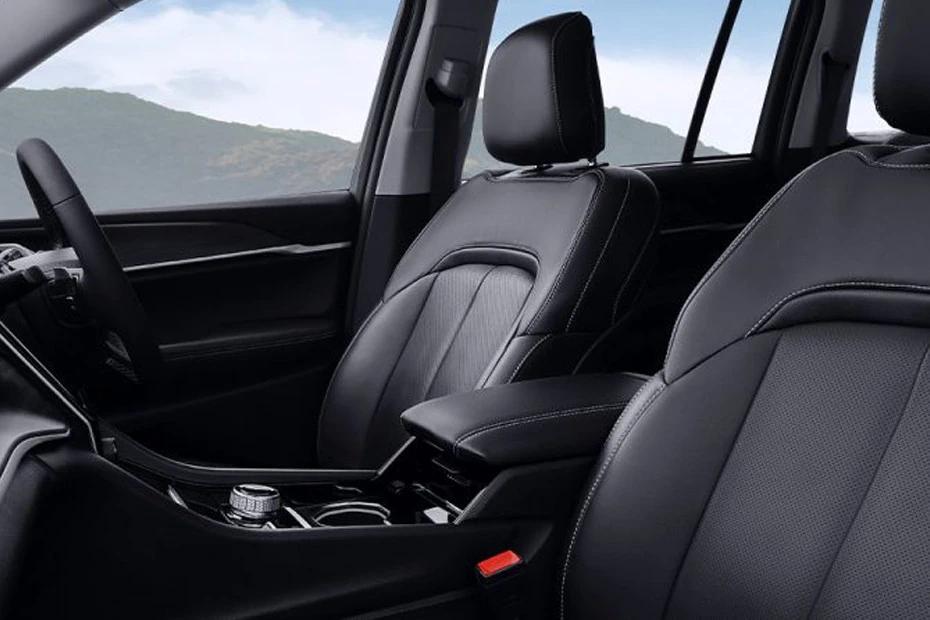 Jeep Grand Cherokee front-seats view highlighting support, padding, and comfort