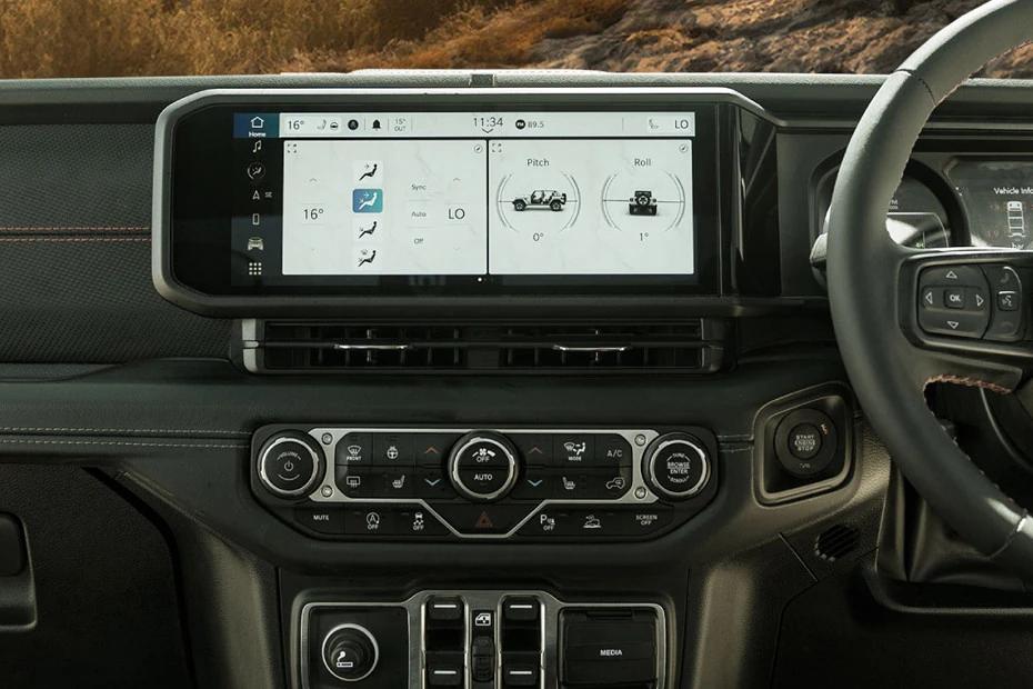 Jeep Wrangler console-view view highlighting storage, controls, and ergonomics