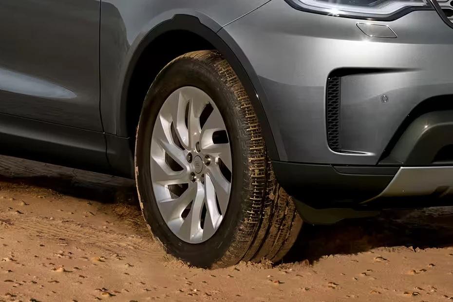 Land Rover Discovery wheel-closeup view highlighting pattern, finish, and attitude