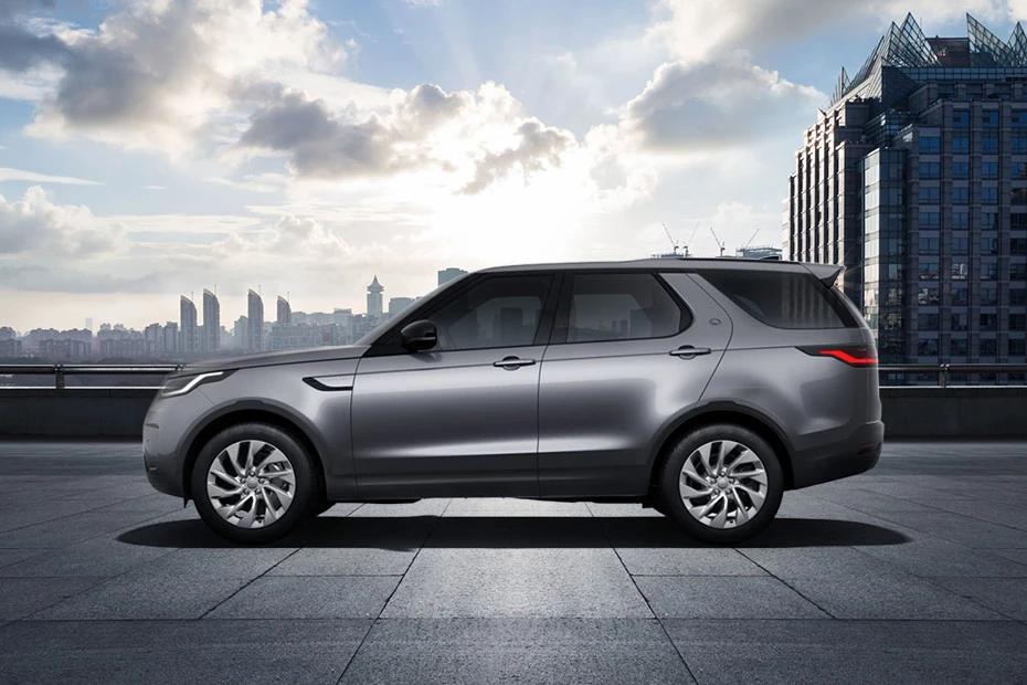 Land Rover Discovery rear-view view highlighting width, presence, and balance
