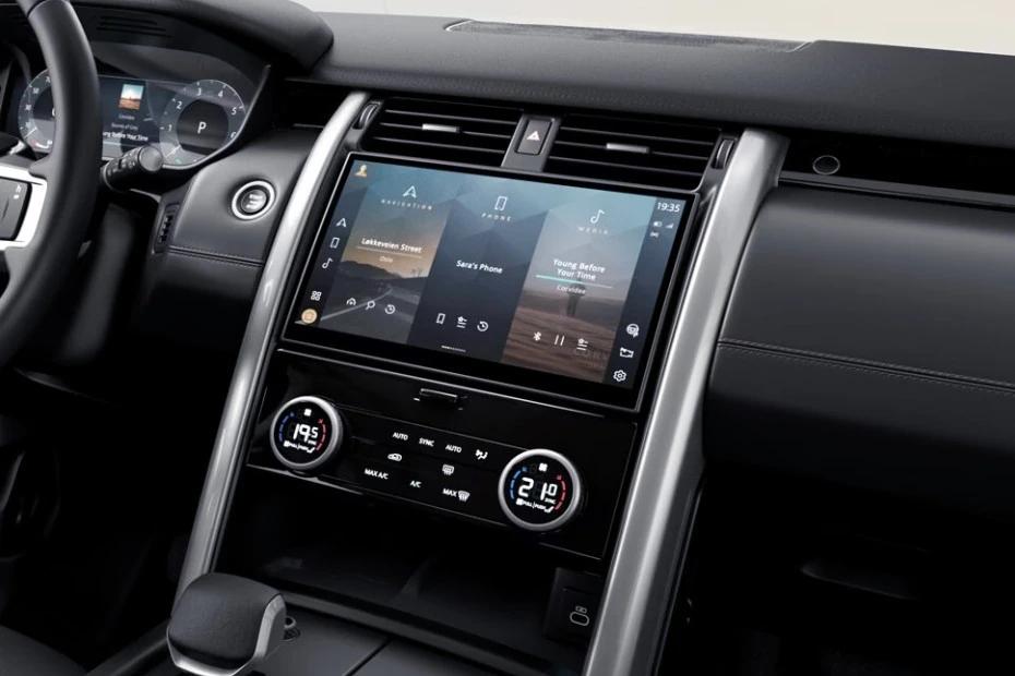 Land Rover Discovery dashboard view highlighting layout, materials, and clarity