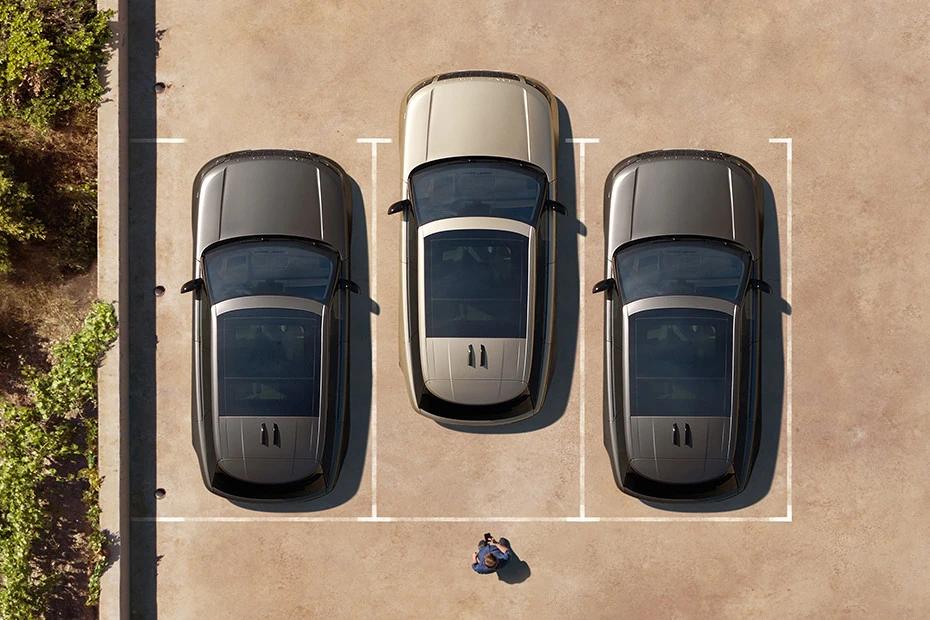 Land Rover Range Rover top-view view highlighting contour, symmetry, and packaging