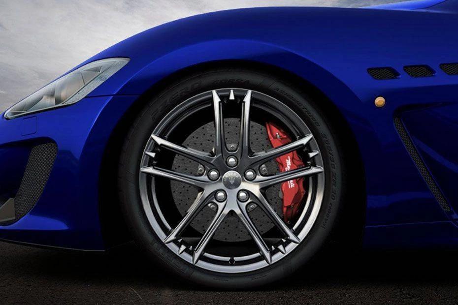 Maserati Gran Turismo rear-view view highlighting width, presence, and balance
