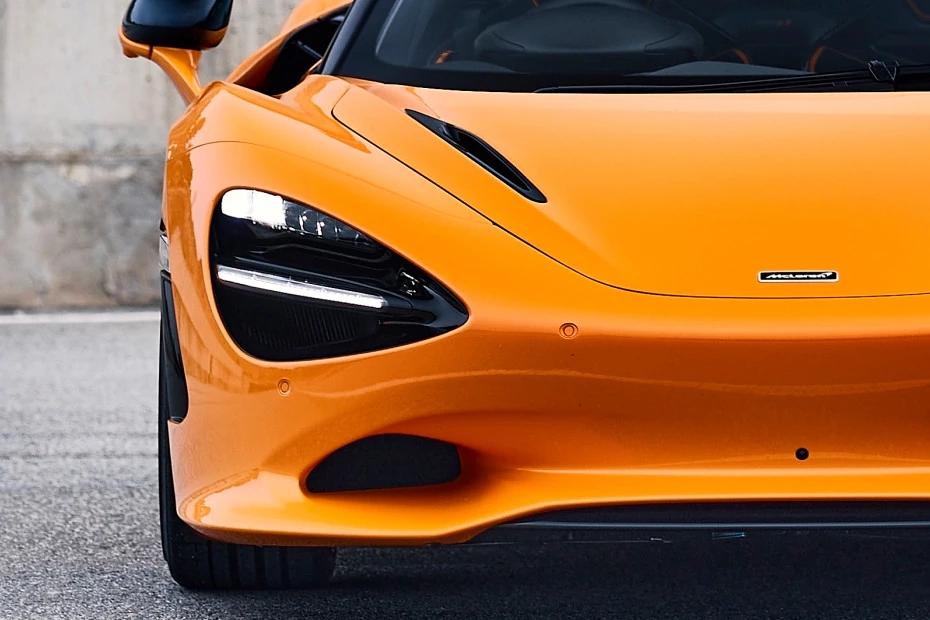 Mclaren 750s console-view view highlighting storage, controls, and ergonomics