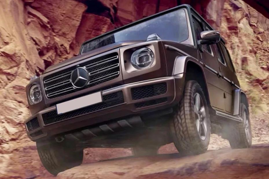 Mercedes Benz G Class top-view view highlighting contour, symmetry, and packaging