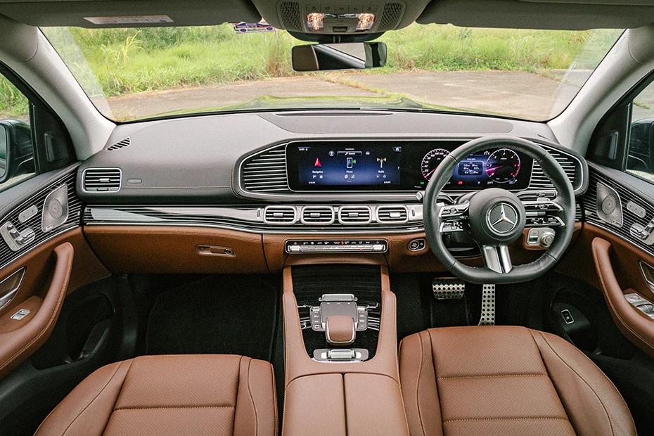Mercedes Benz Gls dashboard view highlighting layout, materials, and clarity