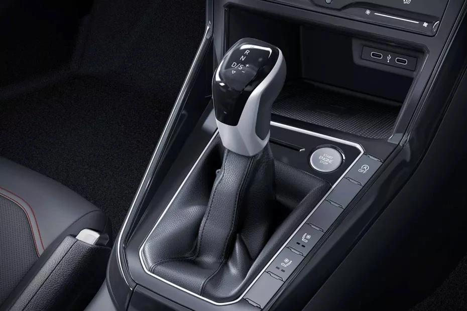 Volkswagen Virtus console-view view highlighting storage, controls, and ergonomics