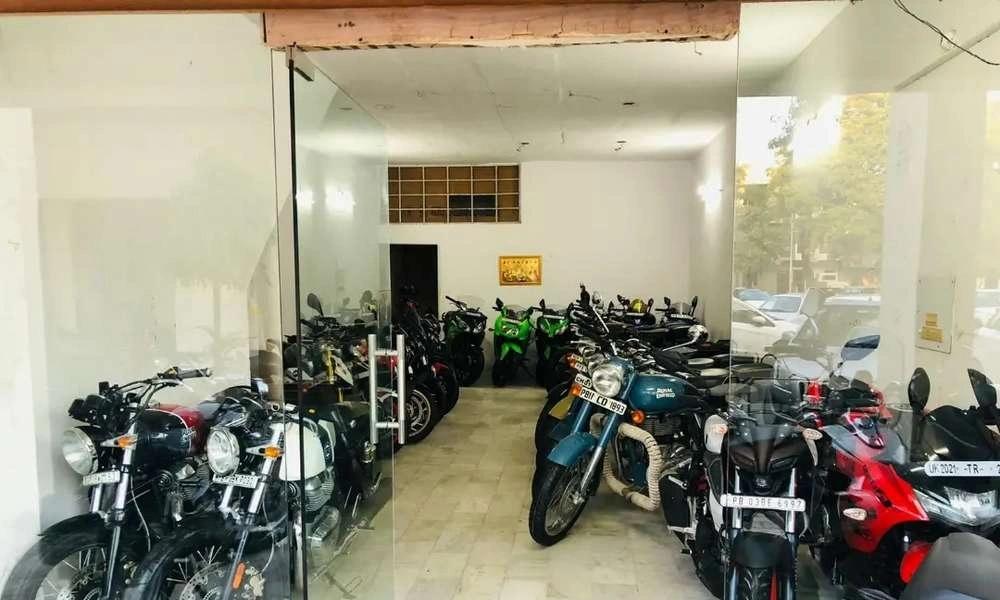 Amrik dhiman auto deal sale and purchase bike and scooter