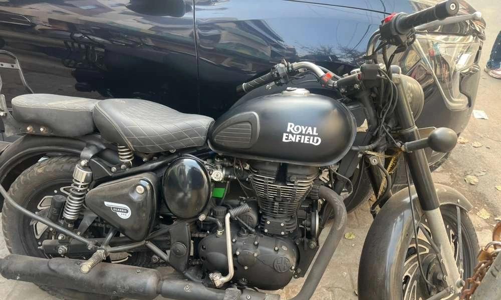 Royal Enfield Classic 500 Matte Black – 2018 – 34,000 km