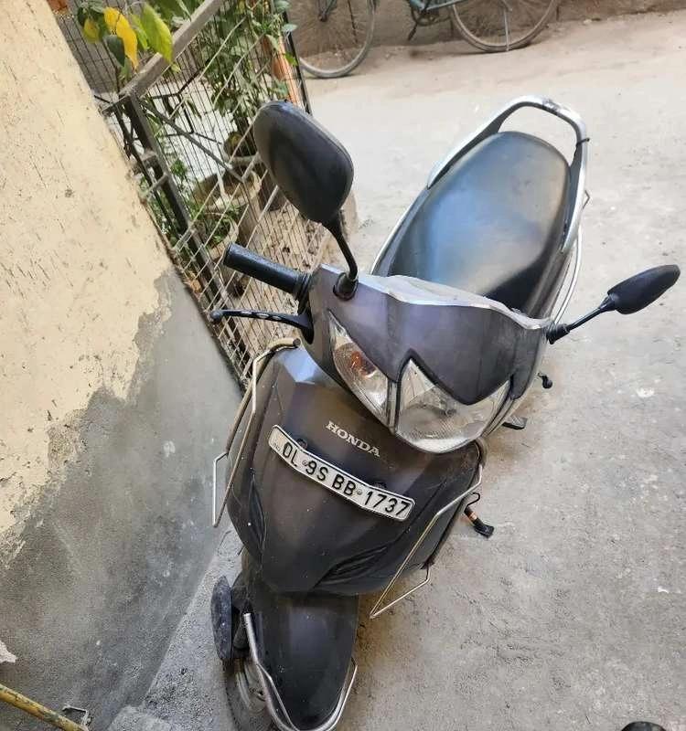 Honda Activa 3G Dlx 2015 color grey running condition RC PUC INS ok