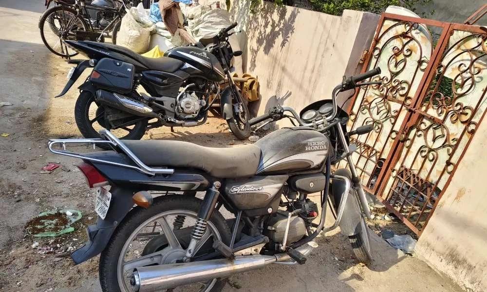 Splendor model 2009 black color top condition urgent sell